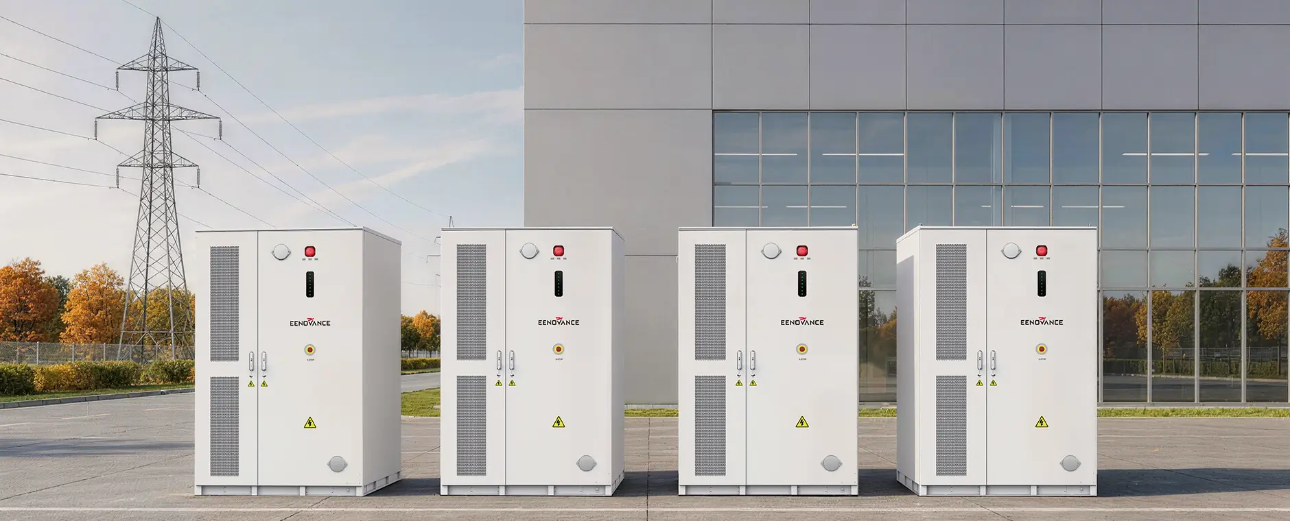 Eenovance C&I batterijkasten bij een bedrijfspand